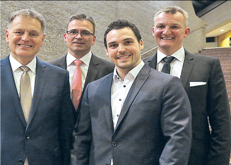 Erstmals wurde der Trainer des Jahres in Schwäbisch Gmünd gewählt. Aaron Fröhlich vom TSB Gmünd (Zweiter von rechts) freute sich mit (von links) OB Richard Arnold, Sportbürgermeister Joachim Bläse und Ralf Wiedemann, Leiter des Stadtverbands Sport.